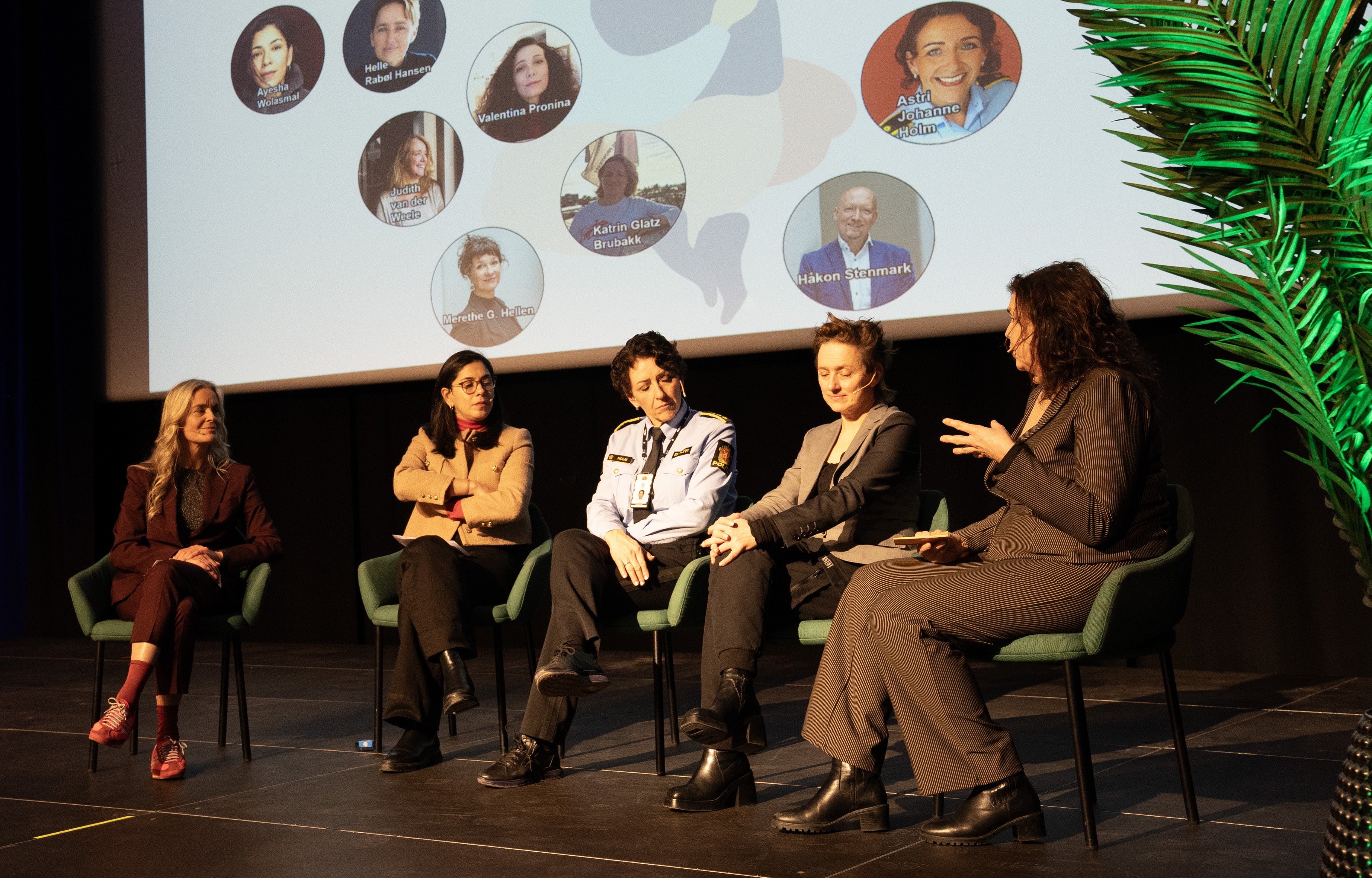 Deltakere i panelsamtale med konferansier Hilde Sandvik under Flyktningkonferansen 2025