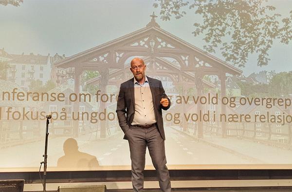 Erik åpner konferanse.jpg