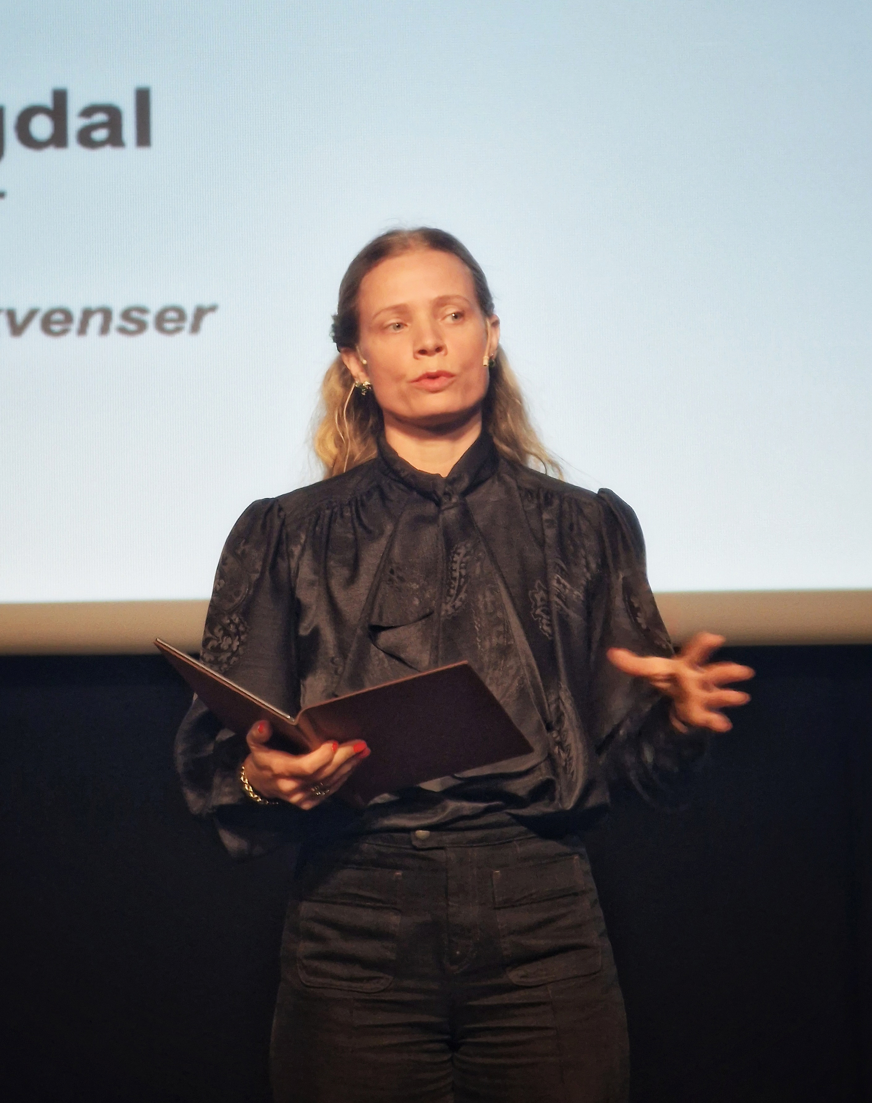 Marte Heian-Engdal på scenen Flyktningkonferansen.jpg